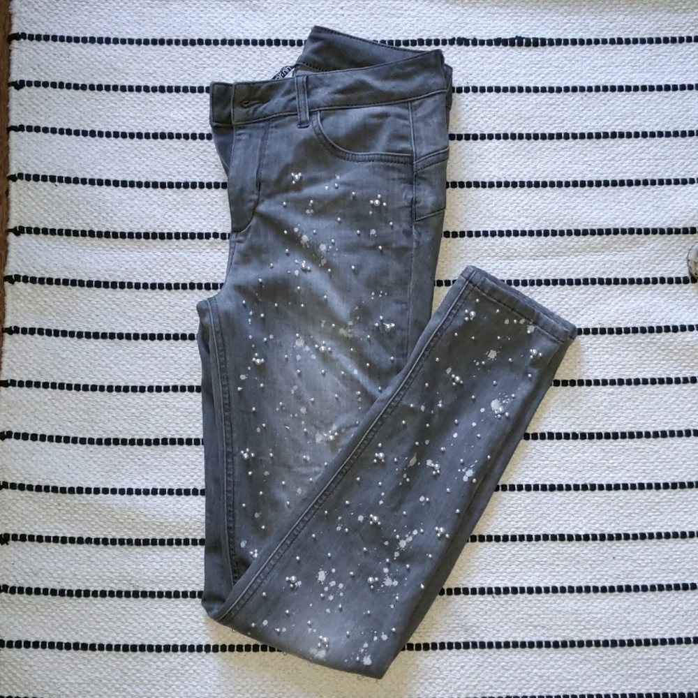 Faux pearls embellished jeans